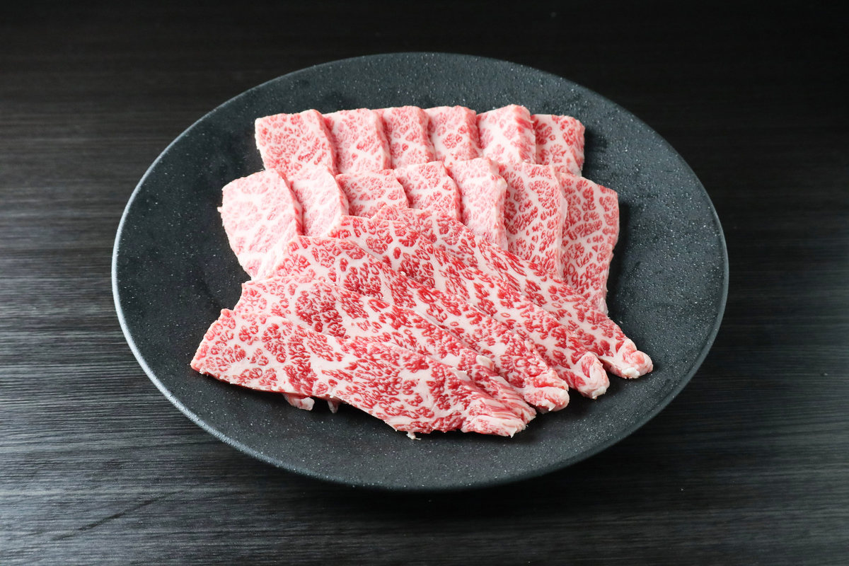 皿に盛り付けた和牛