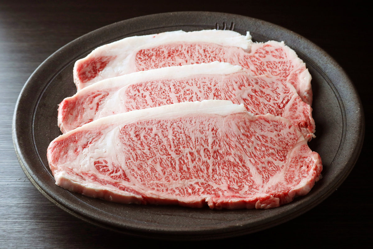 皿に盛り付けた和牛