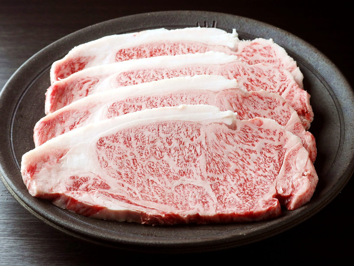 皿に盛ったサーロイン