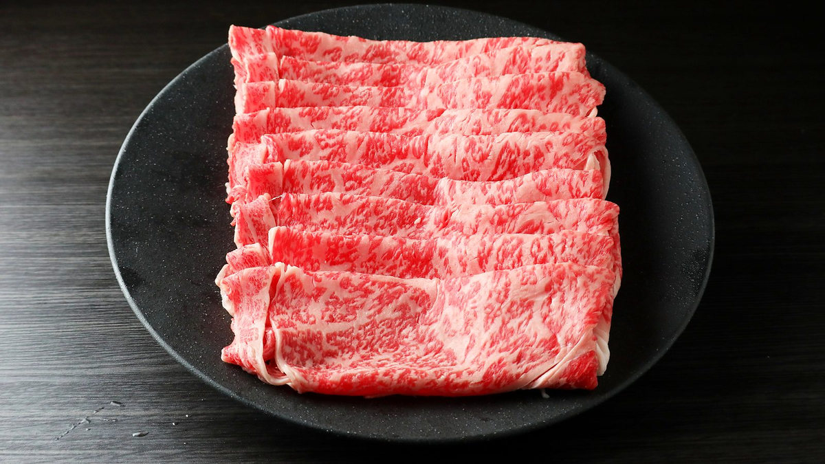 皿に盛ったしゃぶしゃぶ