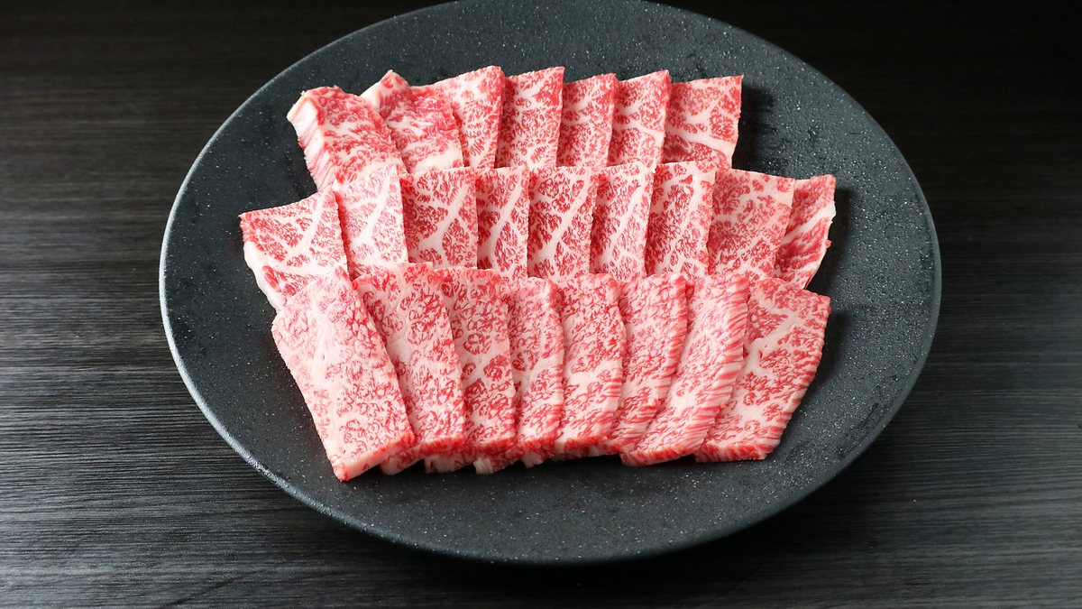 皿に盛った焼肉